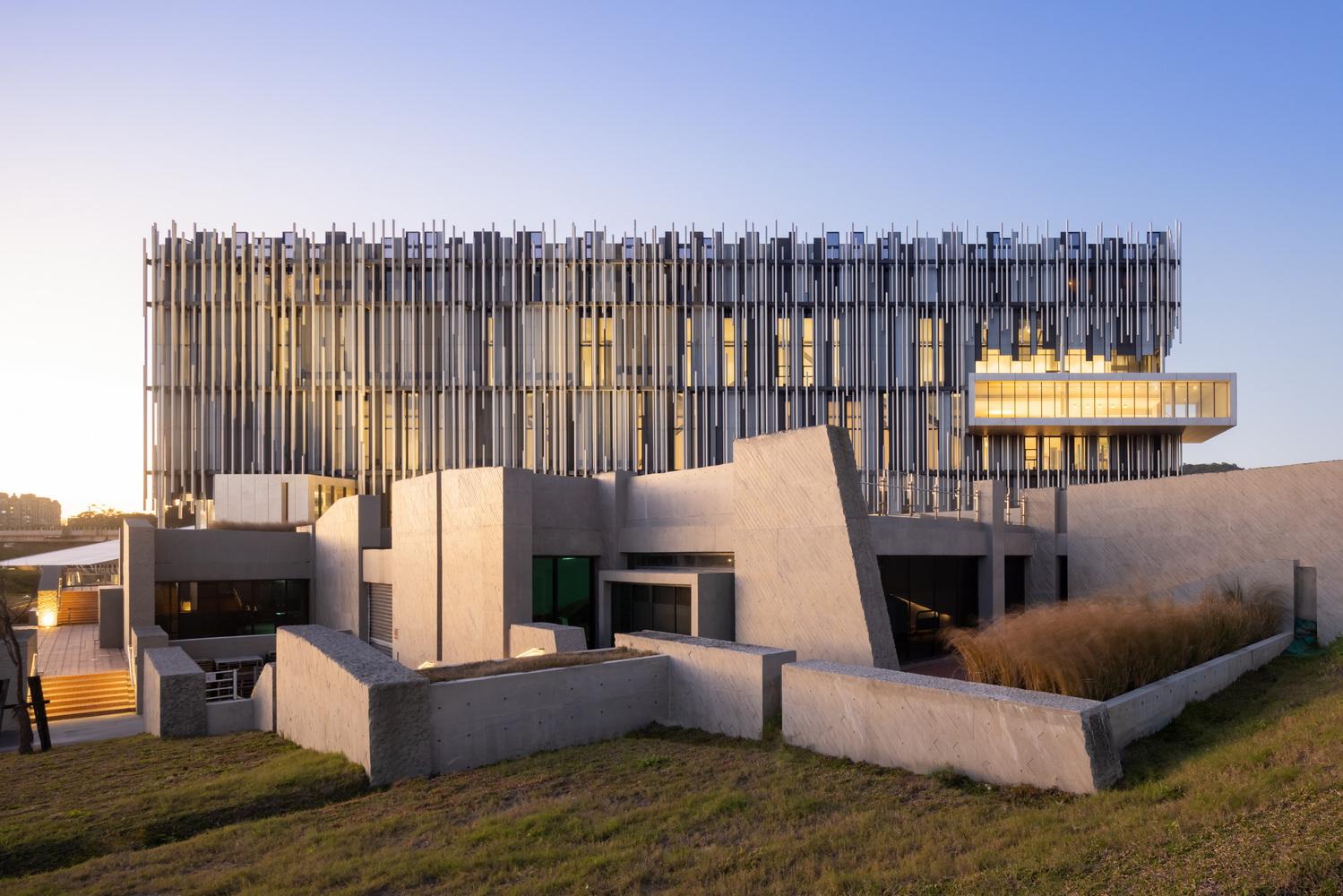 光影建築藝術殿堂:由台灣建築師姚仁喜打造的新北市美術館