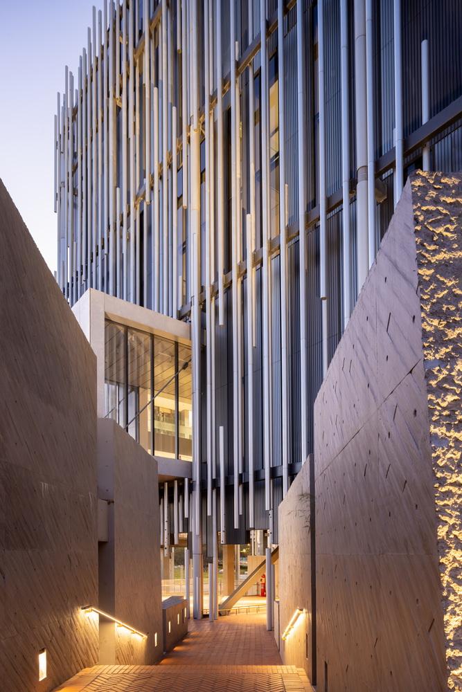 光影建築藝術殿堂:由台灣建築師姚仁喜打造的新北市美術館
