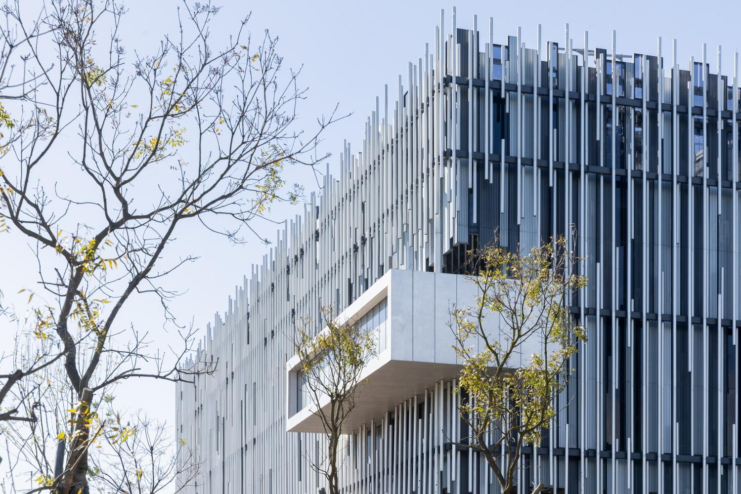 光影建築藝術殿堂:由台灣建築師姚仁喜打造的新北市美術館