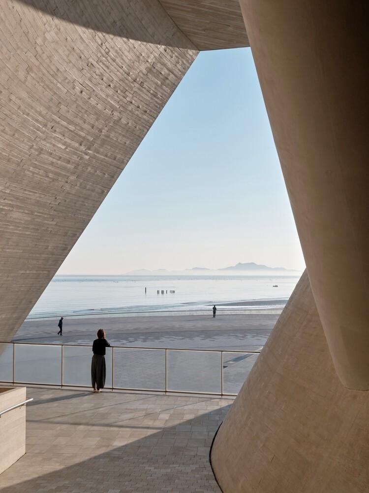 一座會傾聽大海的建築:煙台「時光塔」