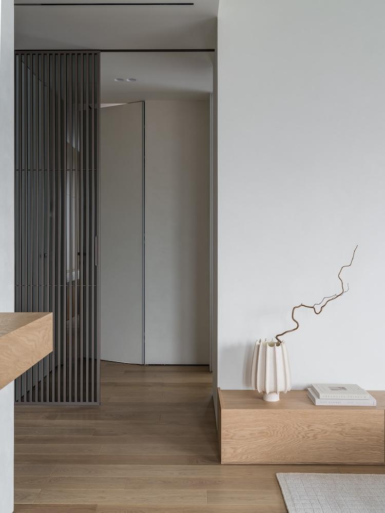 Clever Transitional Solution Makes this Open-Plan Abode Warm and Minimal