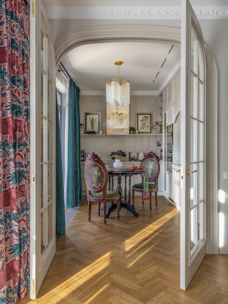Tour a 1920s-Inspired Abode that Glows like a Jewellery Box