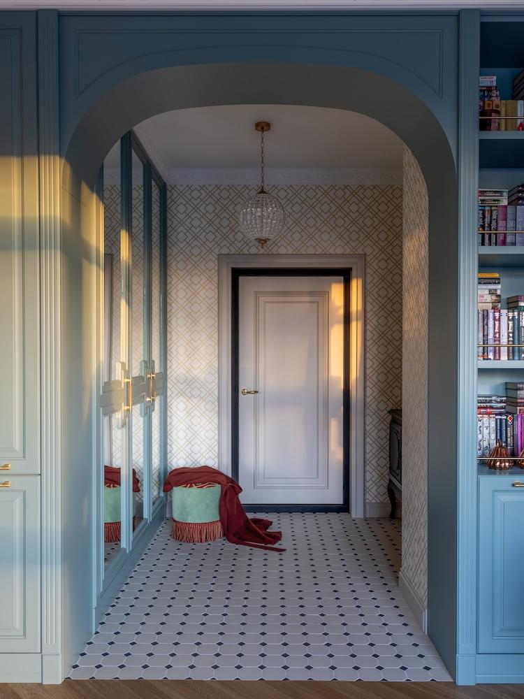 Tour a 1920s-Inspired Abode that Glows like a Jewellery Box
