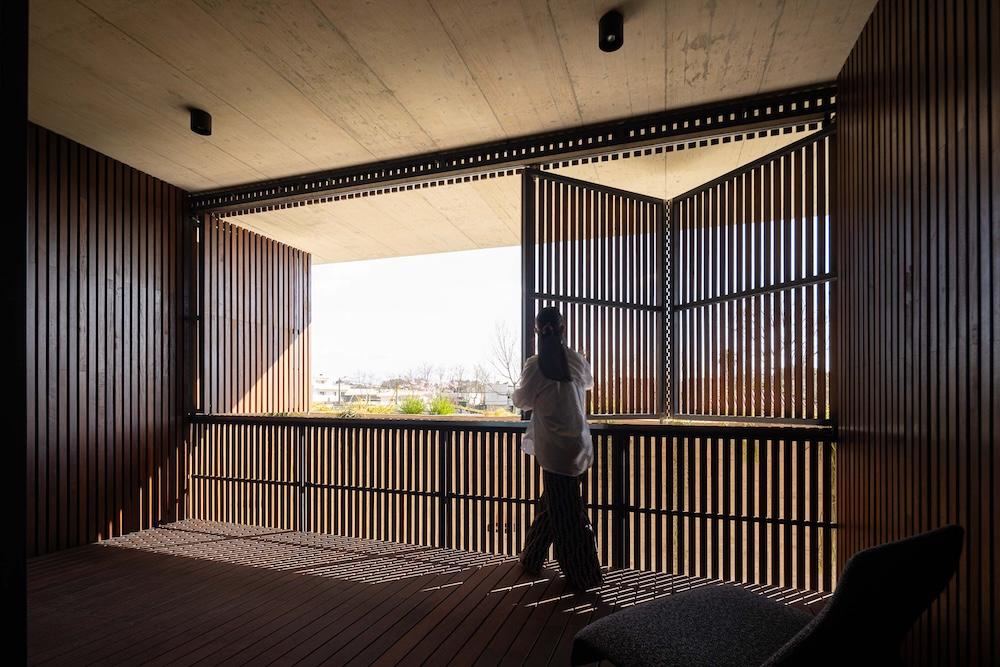 Inside a Split-Level Home in Harmony with Nature