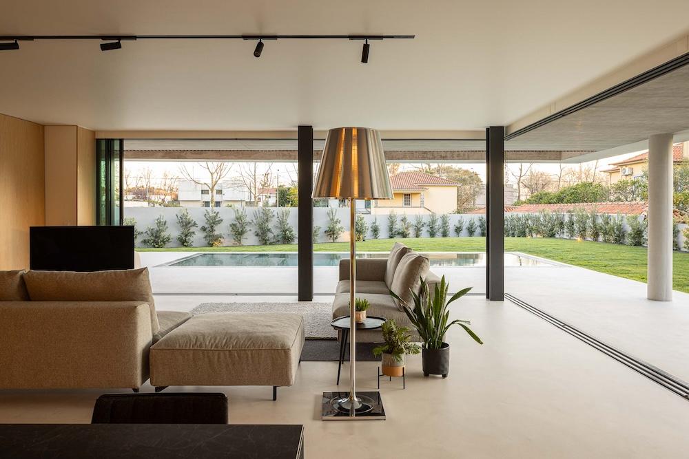 Inside a Split-Level Home in Harmony with Nature