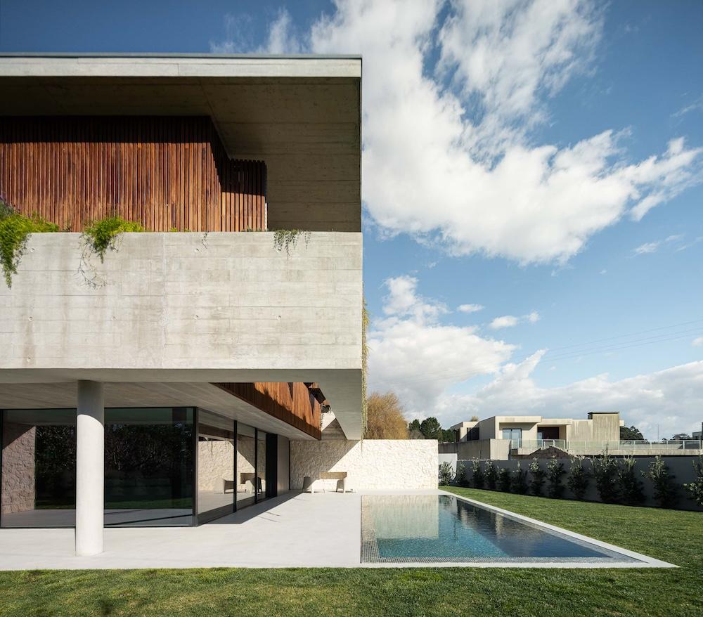 Inside a Split-Level Home in Harmony with Nature