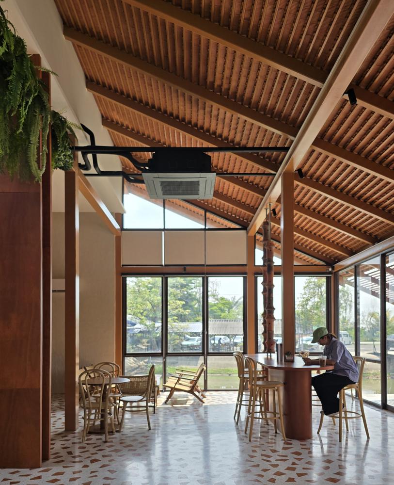 湖邊秘境咖啡店Terracotta Cafe,藏著泰國傳統陶藝的溫度