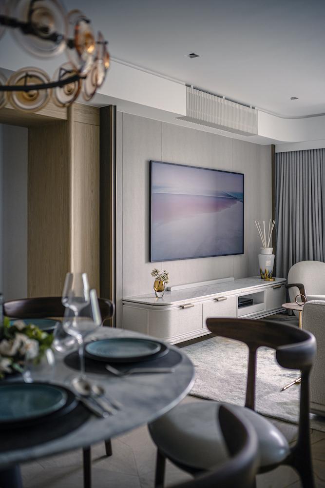 This 1,500 sq.ft Pok Fu Lam Home Captures the Quiet Beauty of Sunset Moments