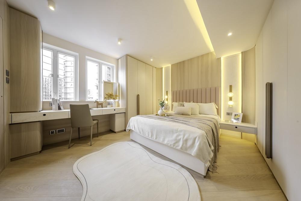 Flowing Curves and Light Wood Define this Minimalist 811 sq.ft North Point Abode