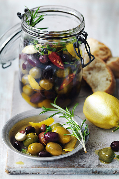 284-5h-csaba-new-mediterranean-food-mixed-olives-in-oil-with-herbs-and-garlic-lr