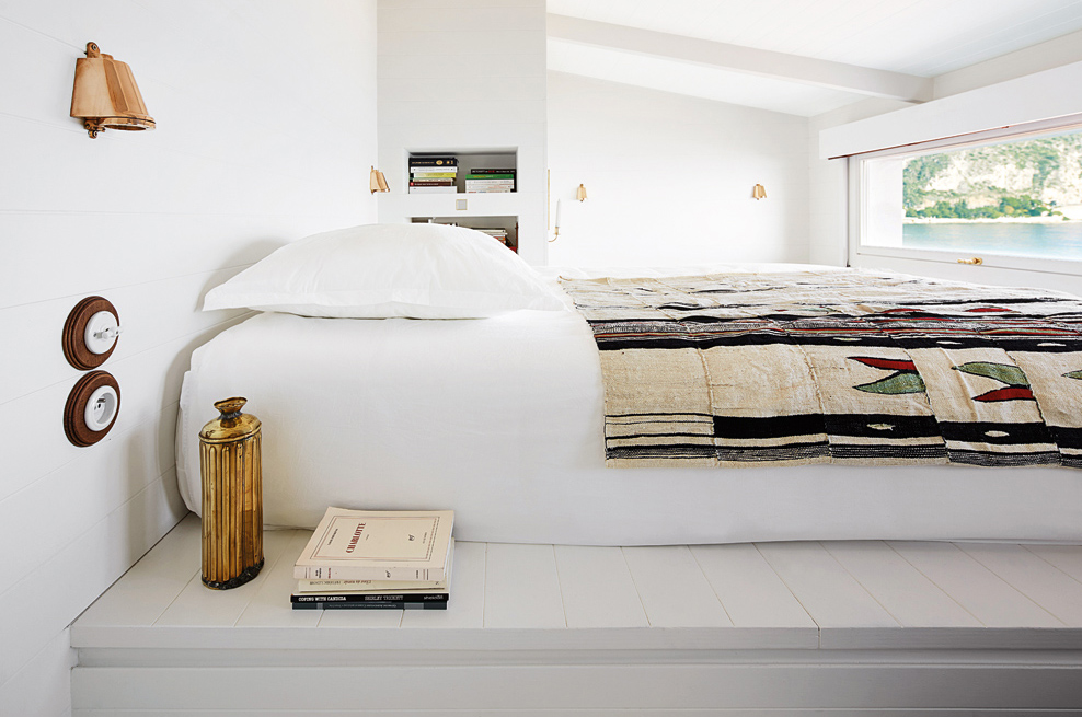 床褥特別製作而成，能貼合適用於此空間；白色床具用品來自Habitat，並與非洲墊子相襯。