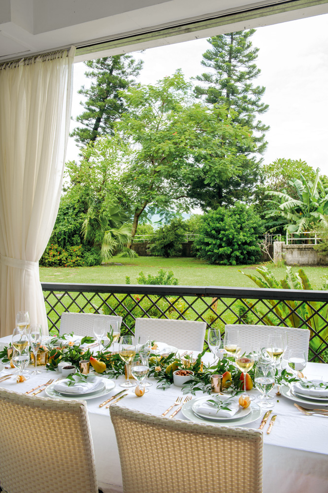 Forgo the formality with a simple white linen tablecloth and neutral napkins. Fruit, vegetables, herbs and garden greenery add colour and an irresistible organic ambience.