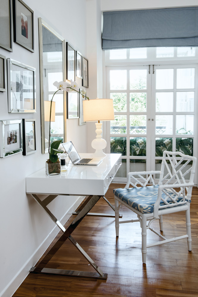 A Chinoise chippendale chair and indigo-pattered cushion from Sasha Young Design set the colour scheme for the spare bedroom/office.