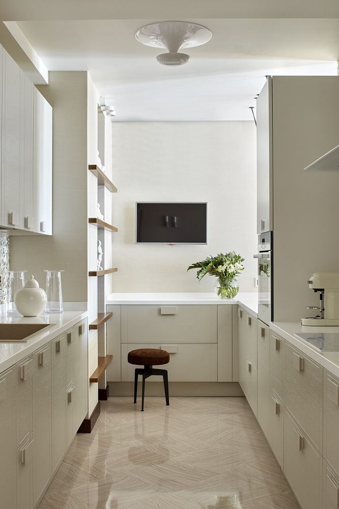 The minimal kitchen is a tranquil space for one to unwind and enjoy some quiet downtime.