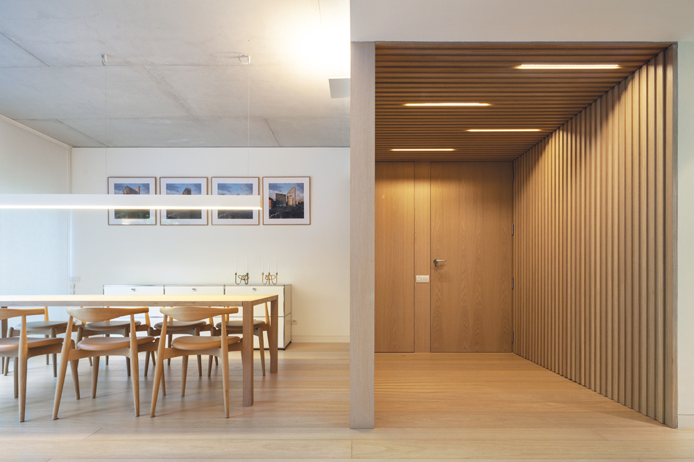 日式美學貫徹地下整個開放式共用空間，當中鋪設了當代淺木色地板、間隔元素和低調傢具配設，與四周的視覺環境建出連繫。