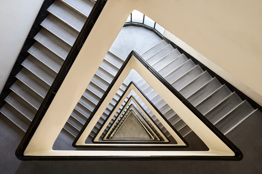 鏡中花：攝影師Balint Alovits捕捉布達佩斯的雕塑風樓梯建築