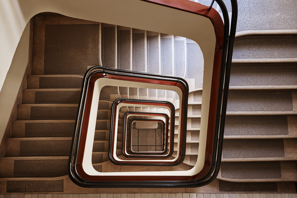 鏡中花：攝影師Balint Alovits捕捉布達佩斯的雕塑風樓梯建築