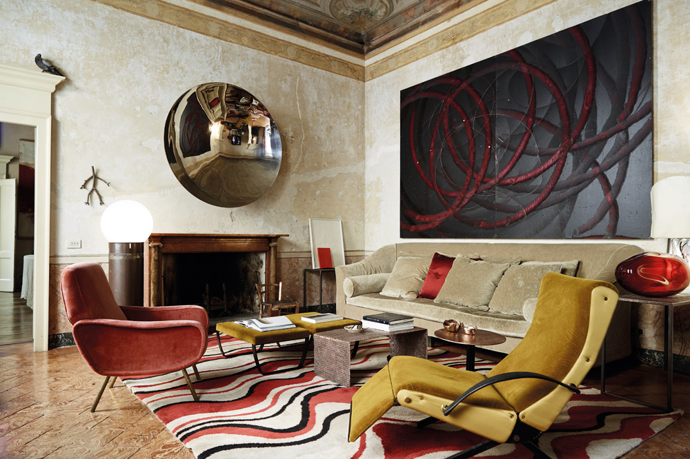 An Anish Kapoor mirror and large-scale painting by Aaron Young dominate the living room, which is an excercise in combining classic and contemporary. 