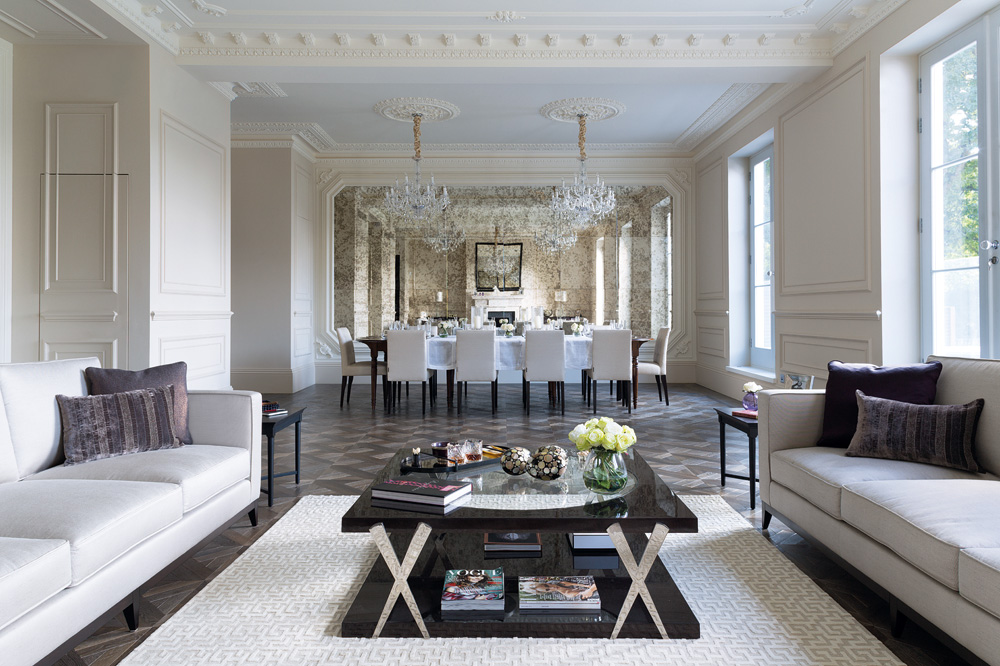 Cochrane Design的大型特製仿古玻璃鑲板為飯廳注入美麗魅力，該處跟客廳相通。