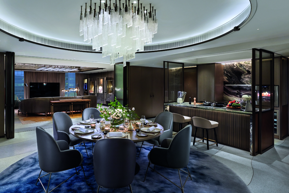 Joyce Wang為香港置地文華東方酒店打造當代奢華的套房設計