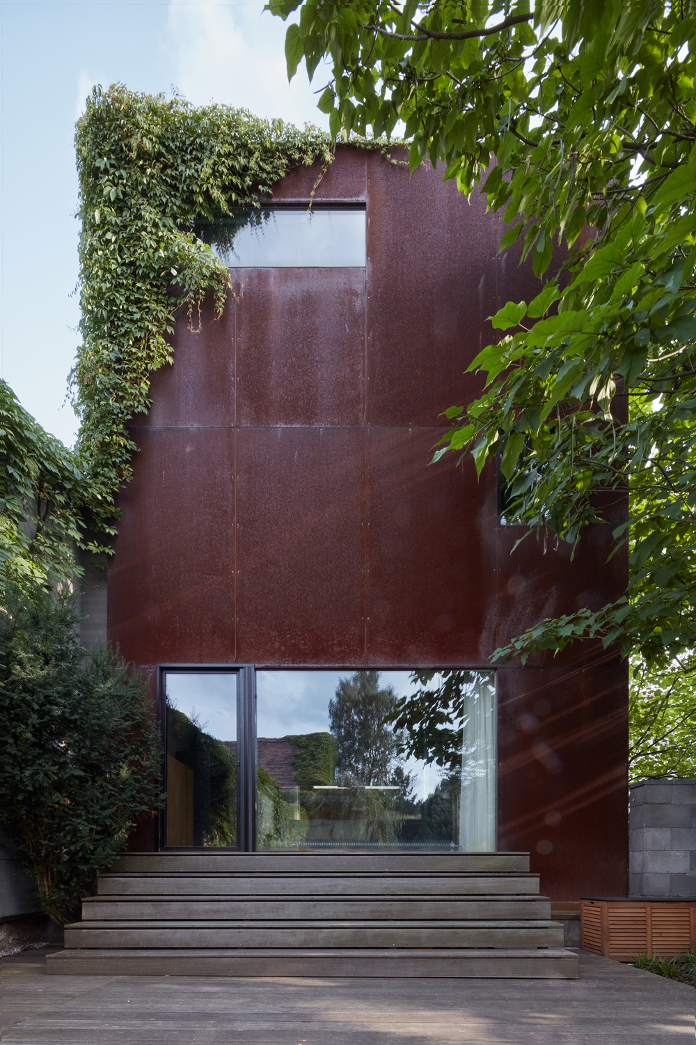 Rusty House by OK Plan Architects is a study in contrasts