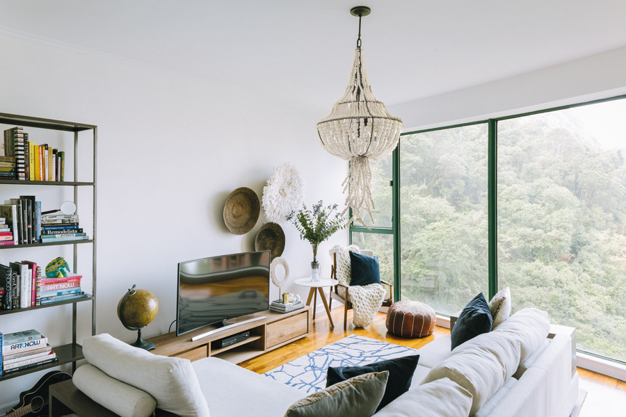 Interior designer Ellie Bradley’s living room chandeliers are handcrafted by women in South Africa. (Photo: Mitchell Geng)