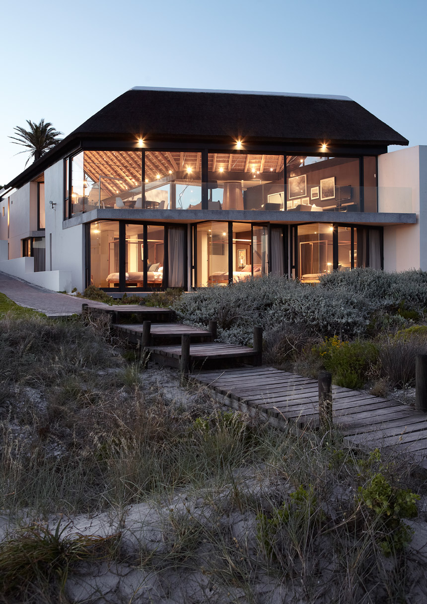 The house’s indigenous fynbos garden blends into the natural coastal landscape. A timber walkway at the side of the house offers direct beach access.