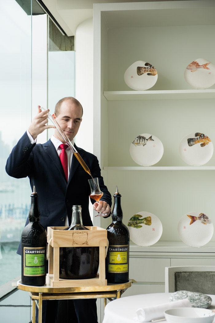 Head Sommelier Romain Loriot prepares the sweet wine, Rivesalte Ambre – Domaine Mas Deimas 2012, which pairs beautifully with the Rum Baba.