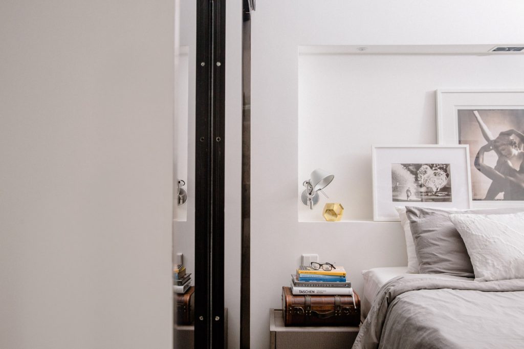 睡房不但是休息的地方，更加是啟發創意的空間。白牆上掛Sebastiao Salgado和Albert Watson的攝影印刷品。