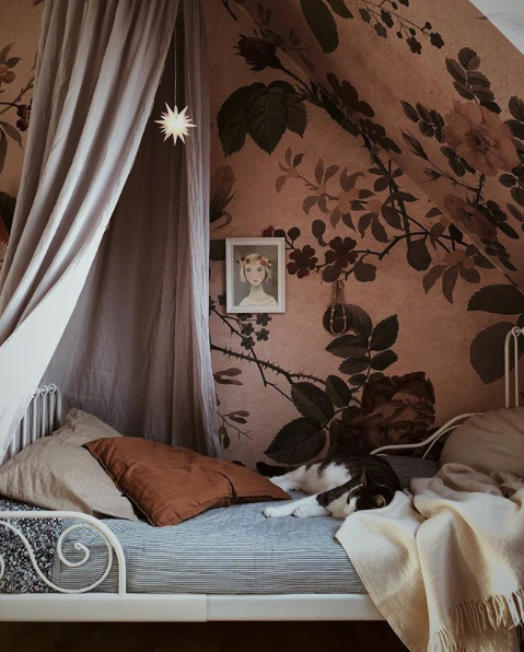 選定空間焦點，然後再以純色和質感打造窩心睡房。(圖片來源：@lillalivetandme Instagram)