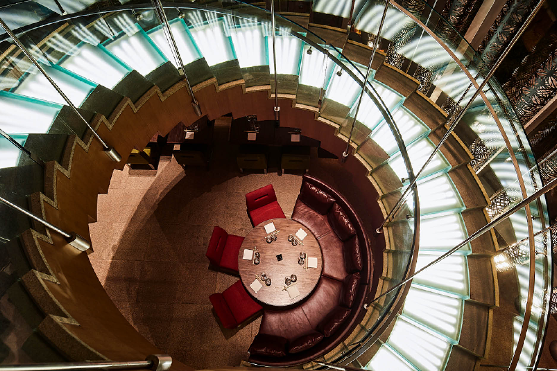 氣派非凡的迴旋樓梯本已是矚目的藝術設計