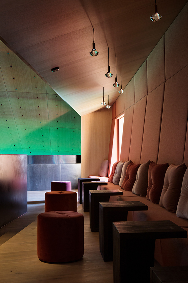 室內的木裝飾與當地木工店Hamran合作設計，並幫忙為牆身、天花和地板鋪上挪威橡木。 (攝影：Inger Marie Grini/Bo Bedre Norge，鳴謝Under提供圖片)