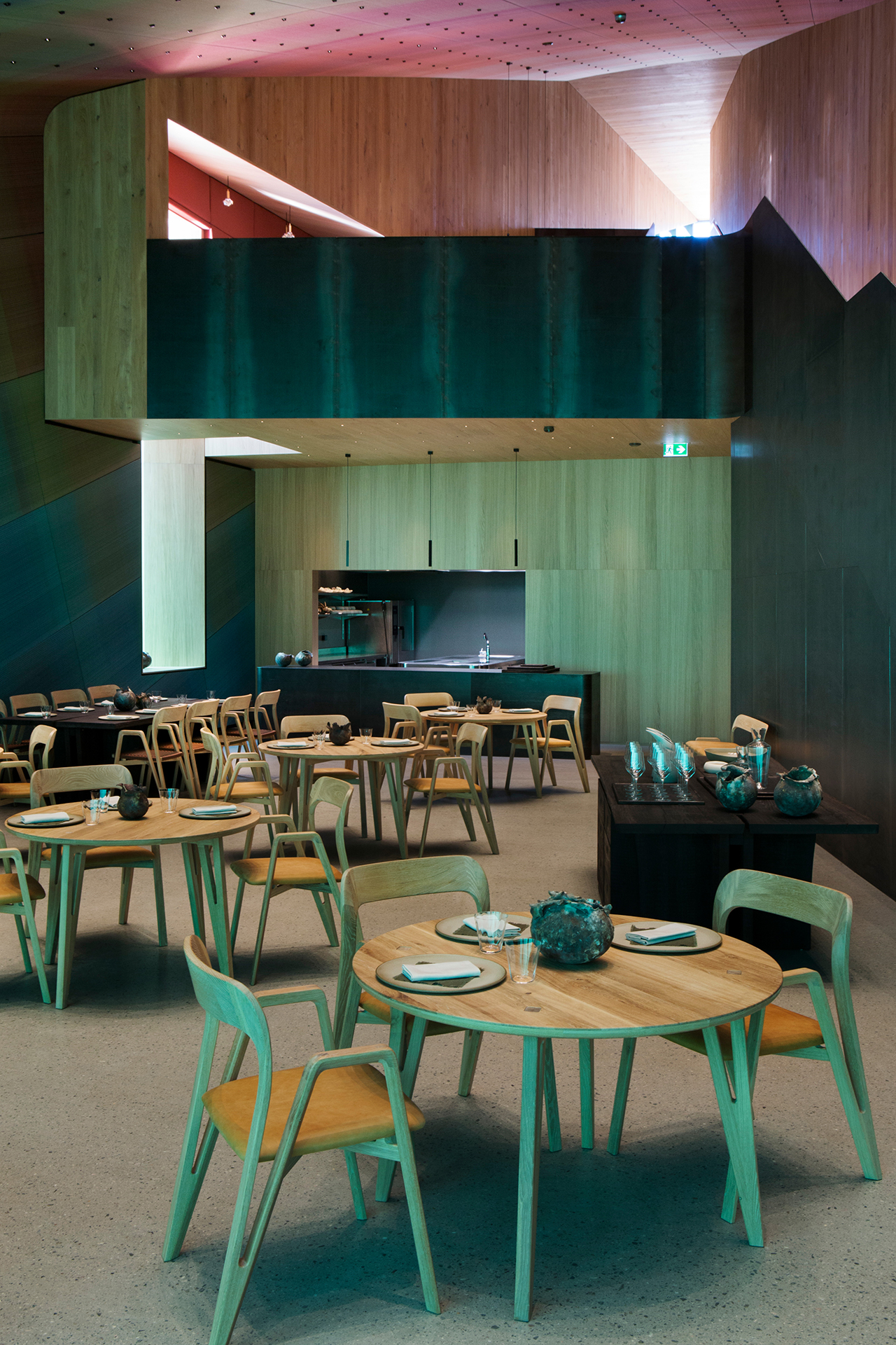 客人走過模仿日落美景的彩色樓梯就會走到用餐區，當中的傢具擺設均特別為餐廳度身訂造。 (攝影：Inger Marie Grini/Bo Bedre Norge，鳴謝Under提供圖片)