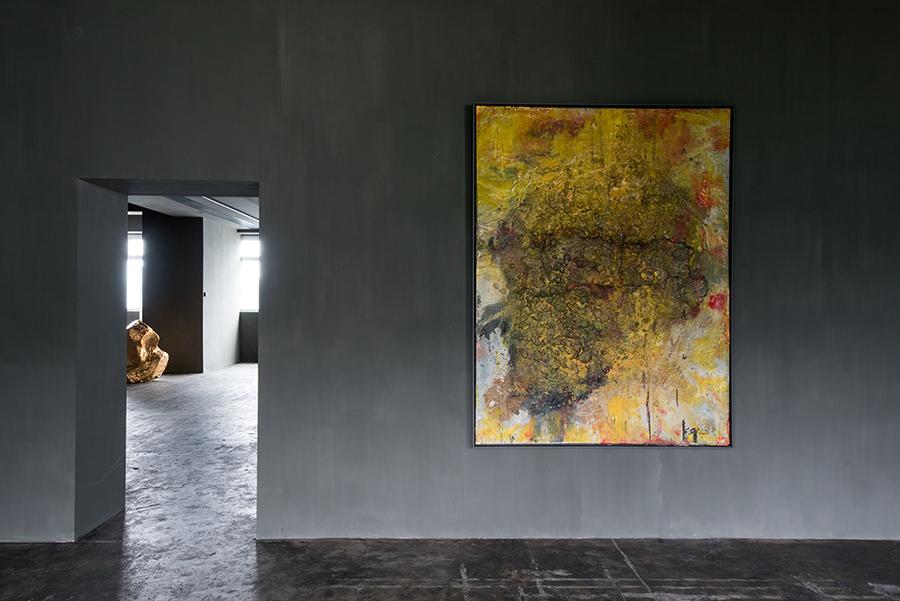 Installation view of ‘Cang Ghe’, work by Shozo Shimamoto. (Photo: Courtesy of Axel Vervoordt Gallery)