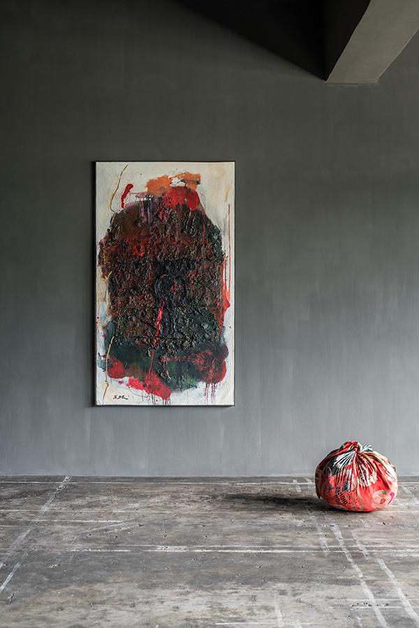 ‘Armor’ by artist Shozo Shimamoto (left); ‘Bottari’ sculpture by Kimsooja. (Photo: Courtesy of Axel Vervoordt Gallery)