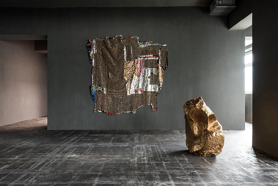 ‘E-witness’ by El Anatsui (wall), ‘Untitled’ by Bosco Sodi (Photo: Courtesy of Axel Vervoordt Gallery)