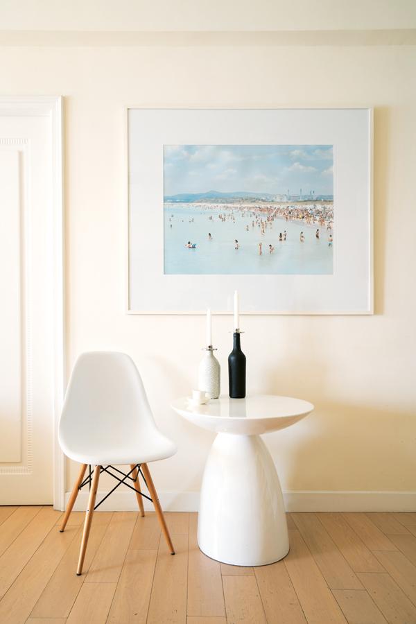 A print by Italian photographer Massimo Vitali sits above a Parabel side table by Eero Aarnio