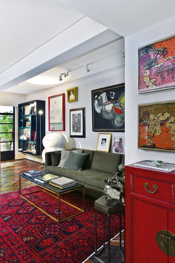 In the living room, oeuvres by Robert Rauschenberg, Sun Hongbin, Jean Dubuffet, Tony Ourslers and Hans Hofmann are among the heady mix of contemporary artworks