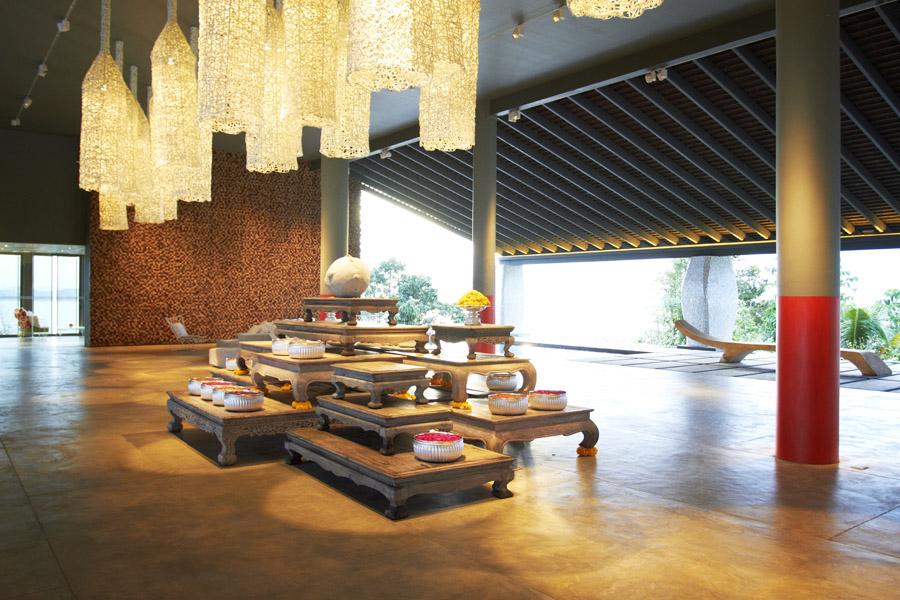 The lobby gives an oriental appeal with striking chandeliers