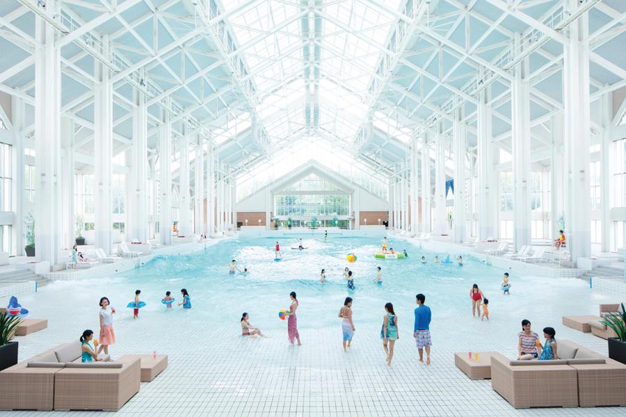 度假村還擁有日本最大的室內游泳池