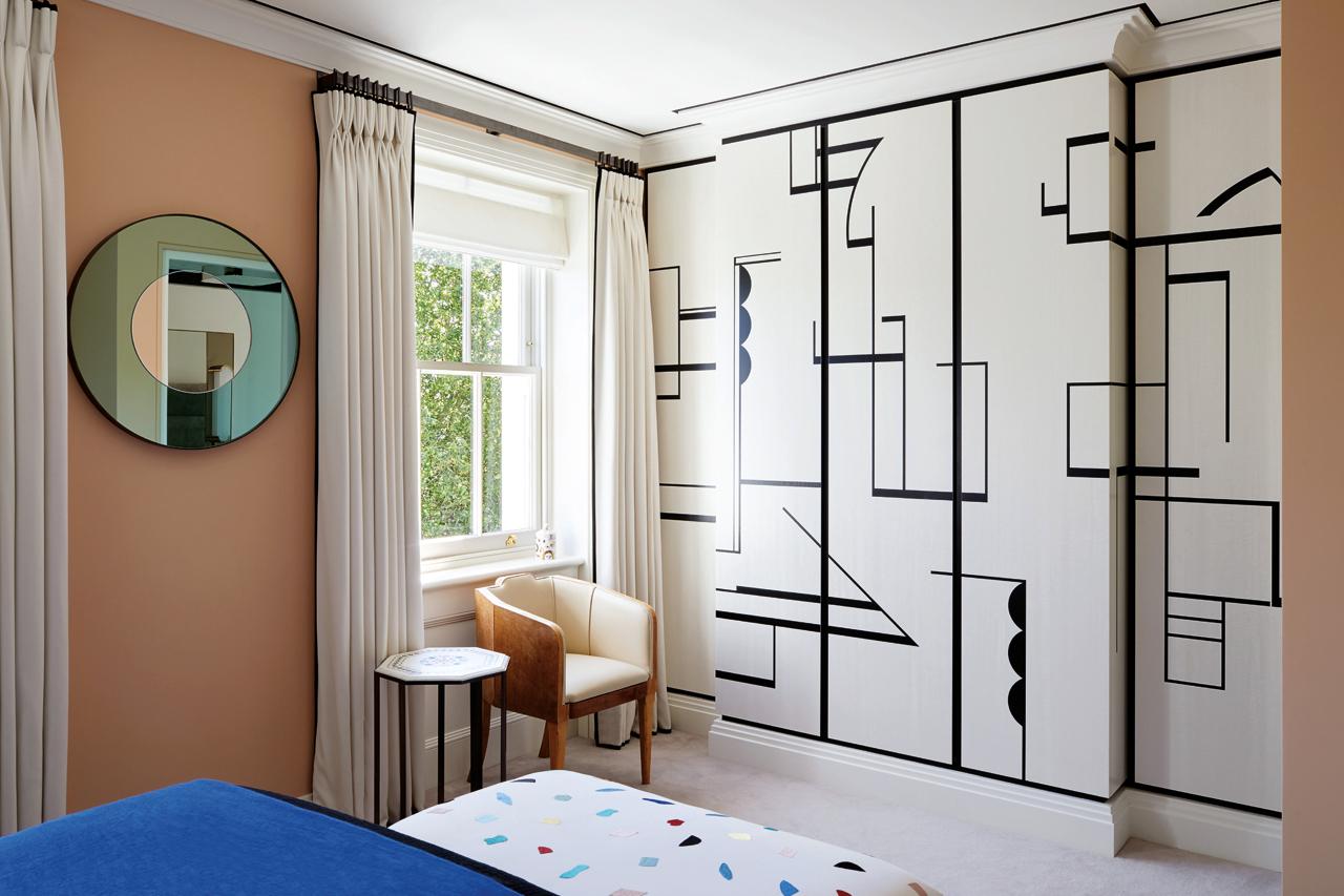 每間睡房均飾有不同款式的de Gournay牆紙