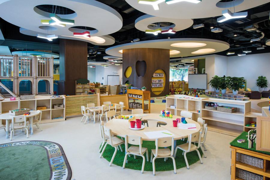 墨爾文國際幼稚園的室內設計以開放式佈局為主，草地地毯和木材傢具滿載大自然氣息