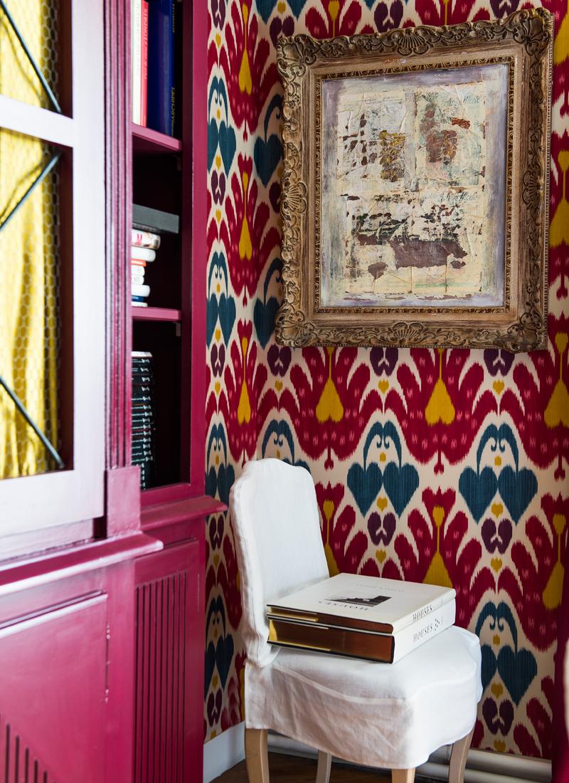 Bold wallcoverings that recall the ikat pattern enliven a corner of the dining room