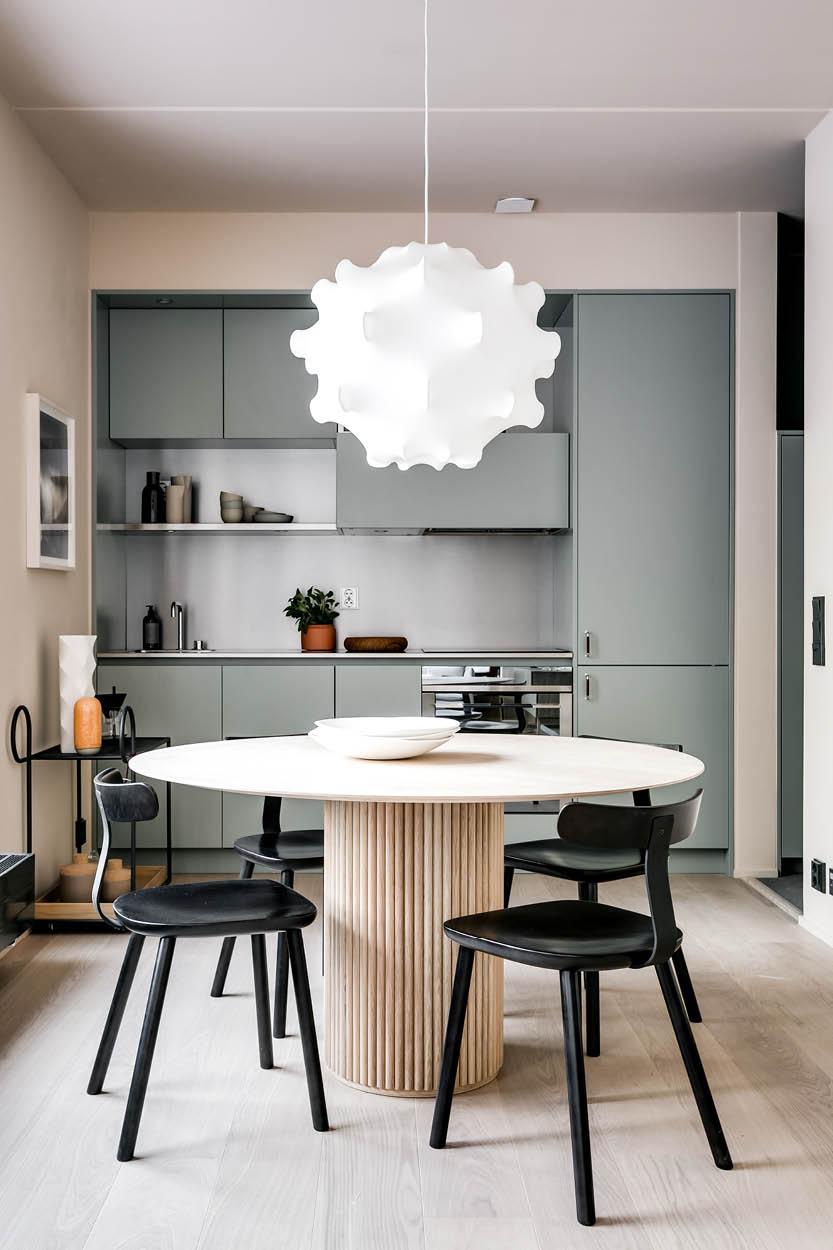 採落地式設計的貼牆廚櫃收起雜亂，淡綠色面材與家中調子完美相符
