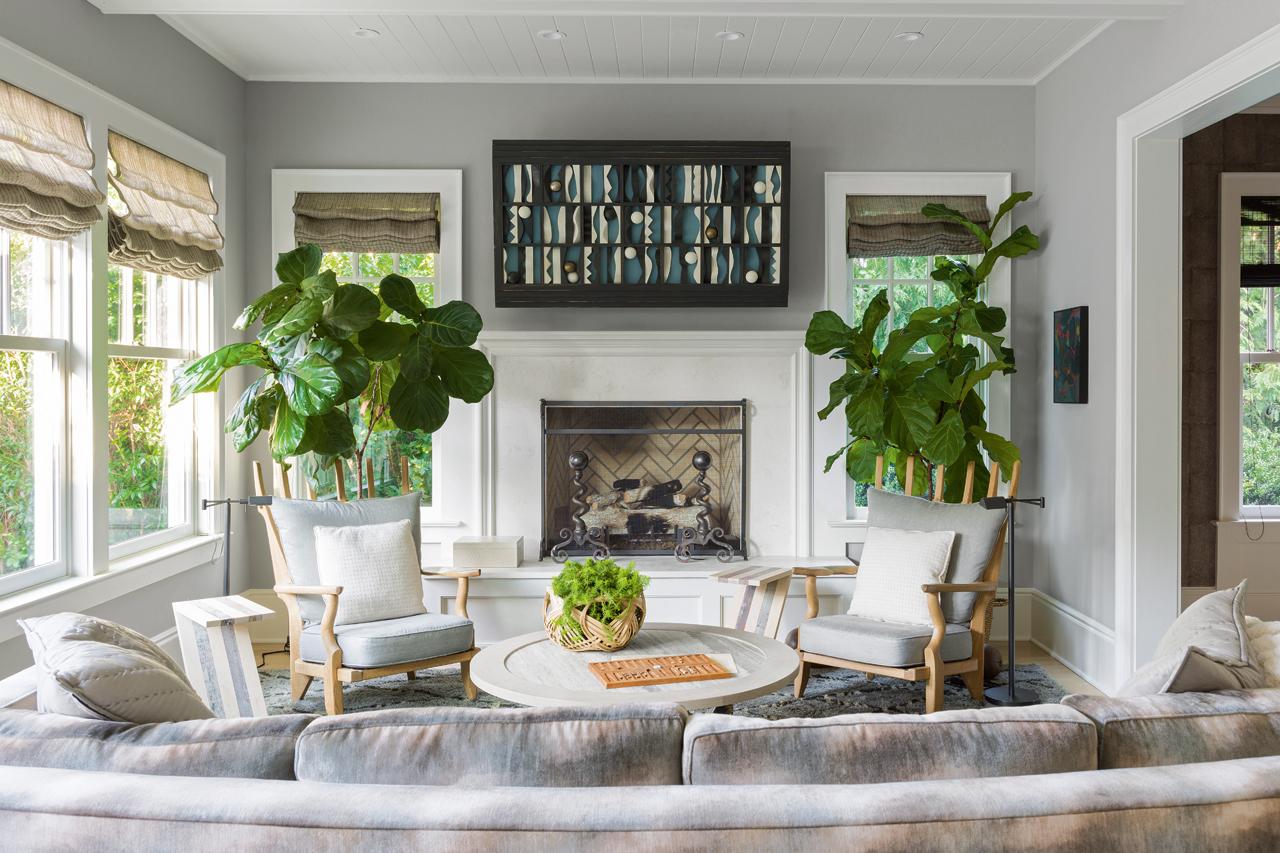 A pair of Grand Repos armchairs by Guillerme et Chambron anchor the family room. 