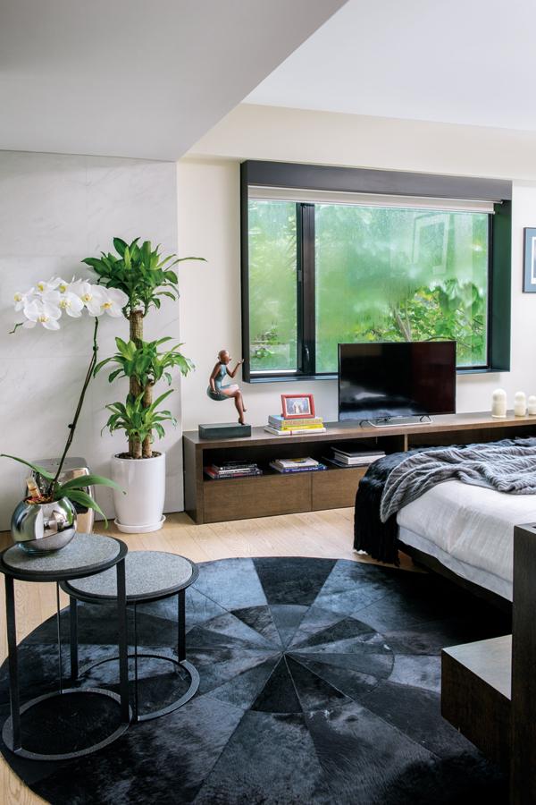 In the bedroom, earthy tones combine with shades of black for a calm yet distinctly masculine vibe.