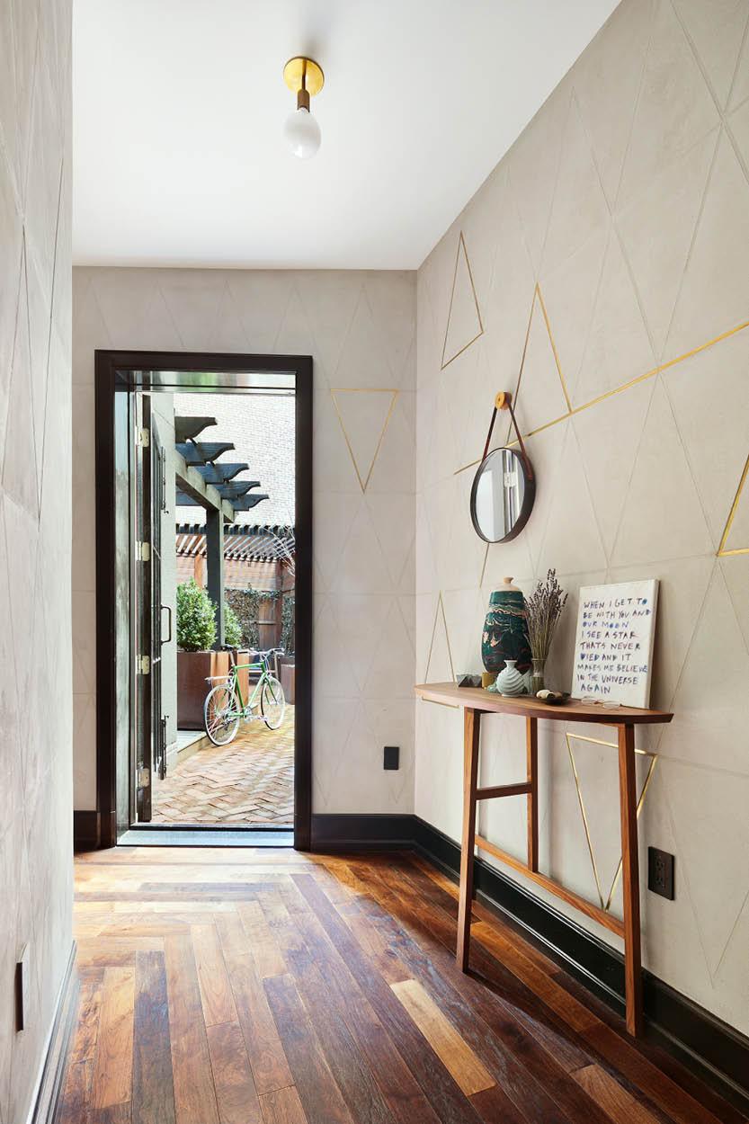 走廊的三角紋牆紙和小邊桌組成美麗的小風景