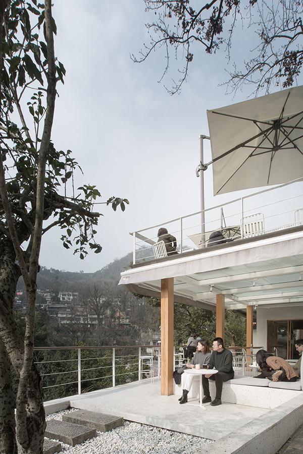 An open upper terrace with views of the surrounding nature further blur the cafe's indoor-outdoor boundaries. (Photo: UNITU, courtesy of PROJECT Architects)