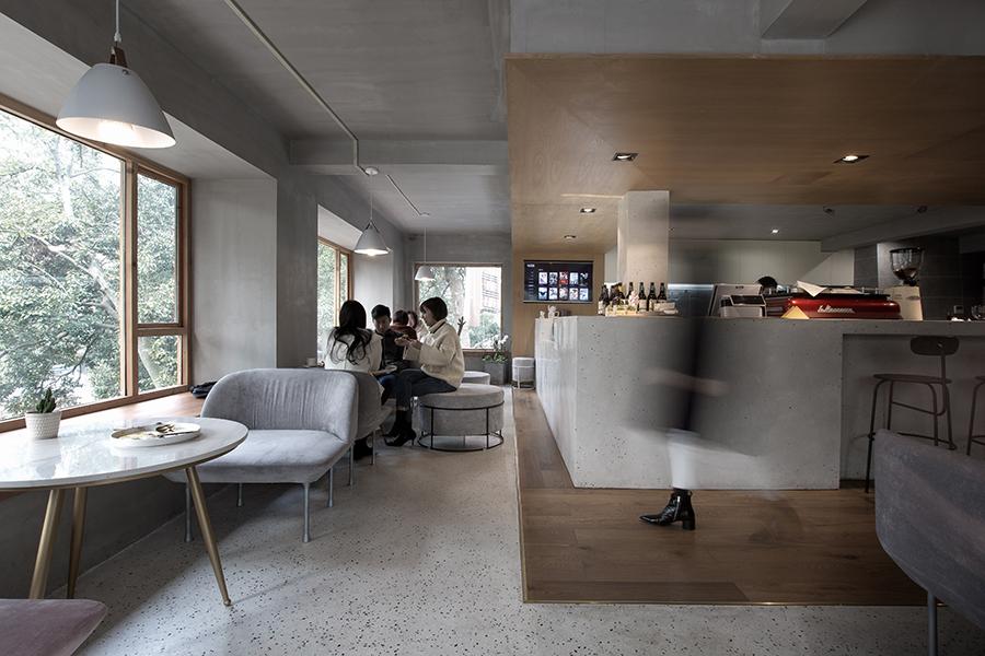 Inside, an open bar lets visitors in on the coffee-making, baking and cooking activity. (Photo: UNITU, courtesy of PROJECT Architects)