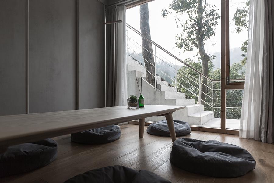 A long, low table and bean bags encourage visitors to sit back and relax for a while. (Photo: UNITU, courtesy of PROJECT Architects)